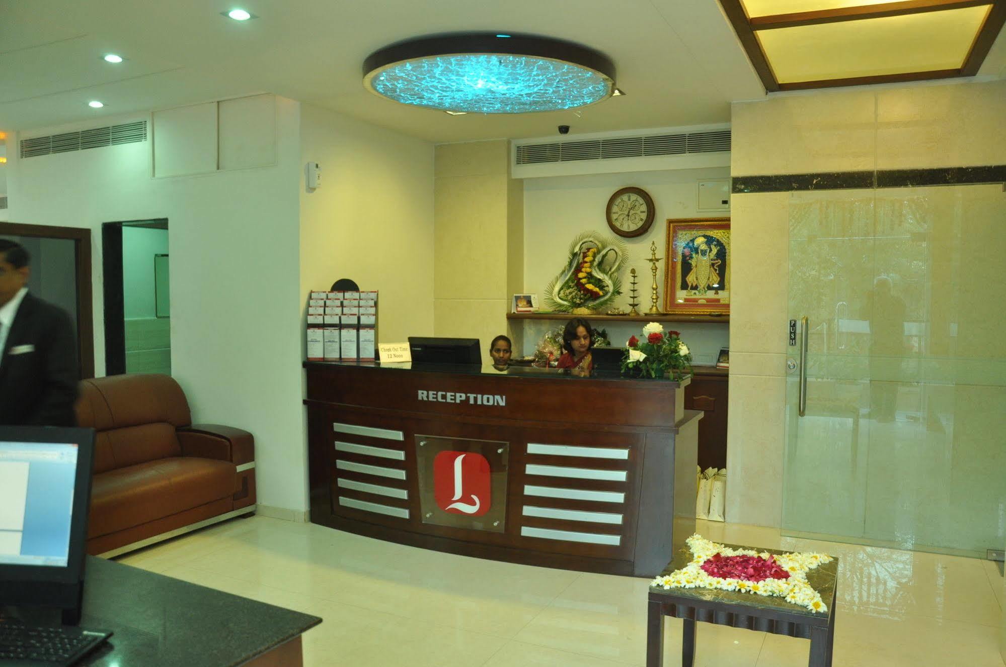 Treebo Trend Hotel Parker Ahmedabad Eksteriør billede