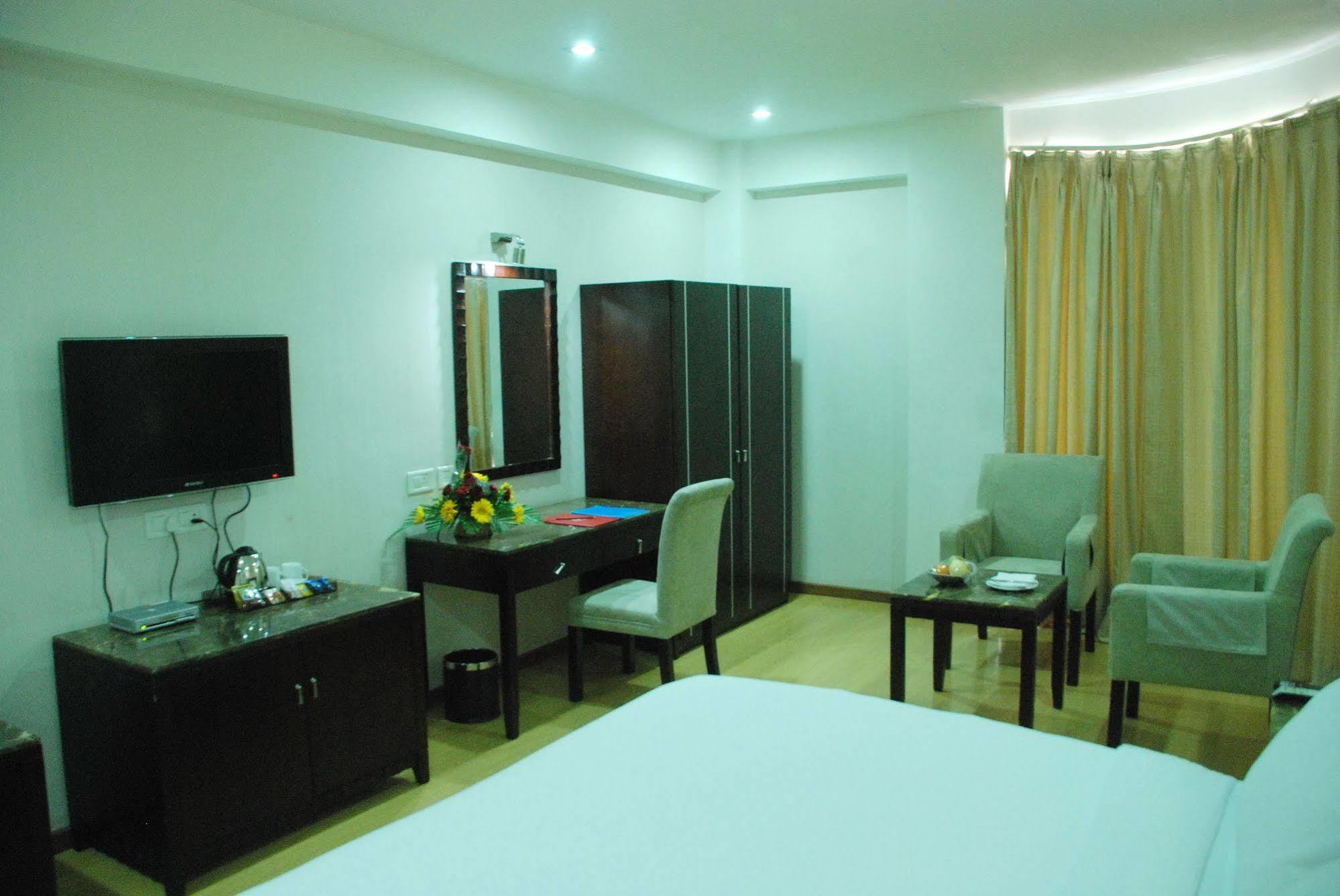 Treebo Trend Hotel Parker Ahmedabad Eksteriør billede