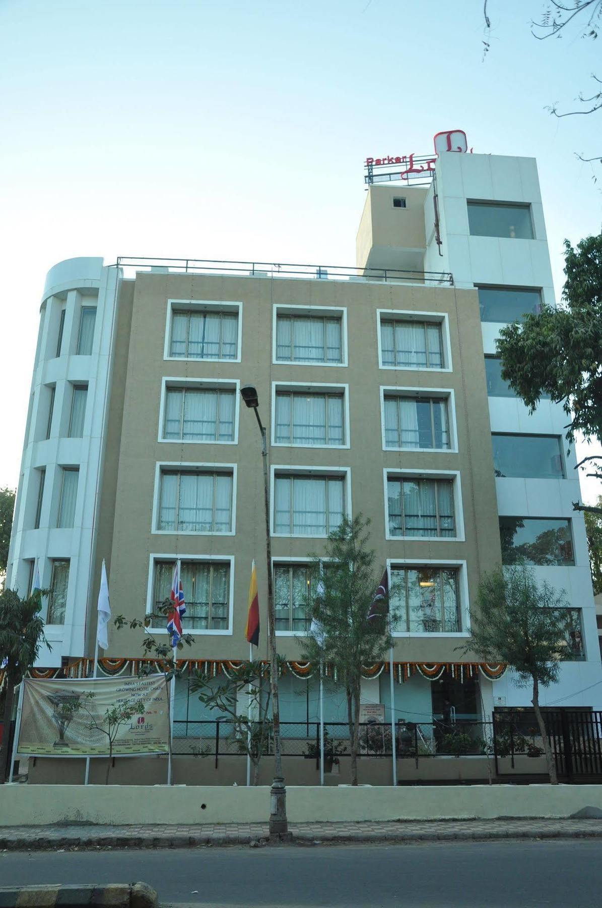 Treebo Trend Hotel Parker Ahmedabad Eksteriør billede